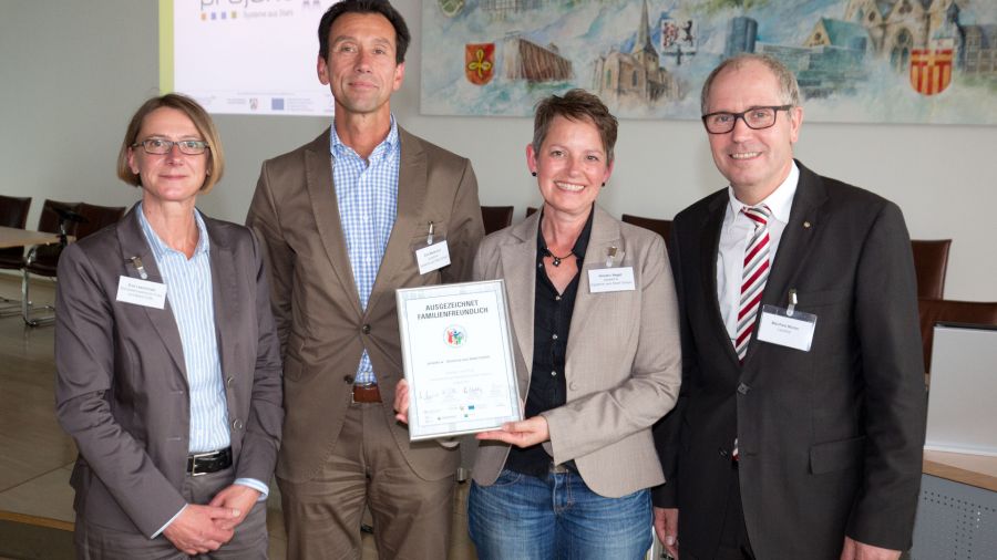 Auszeichnung Familienfreundliches Unternehmen im Kreis Paderborn (© Foto:Oliver Krato) Auszeichnung Familienfreundliches Unternehmen im Kreis Paderborn (© Foto:Oliver Krato)